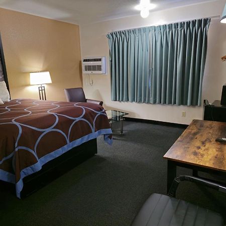 Amerivu Inn And Suites Shawano Wi Bagian luar foto