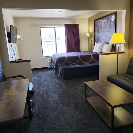 Amerivu Inn And Suites Shawano Wi Bagian luar foto
