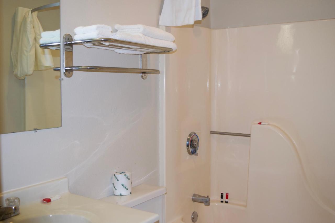 Amerivu Inn And Suites Shawano Wi Bagian luar foto