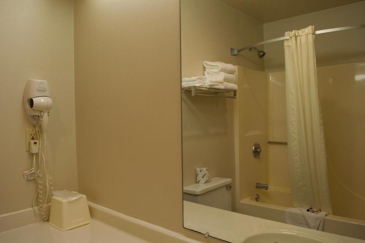 Amerivu Inn And Suites Shawano Wi Bagian luar foto