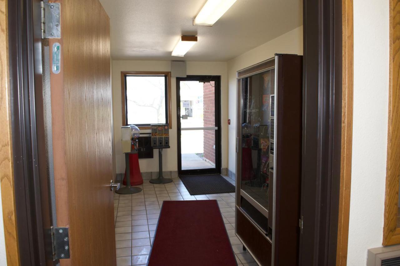 Amerivu Inn And Suites Shawano Wi Bagian luar foto