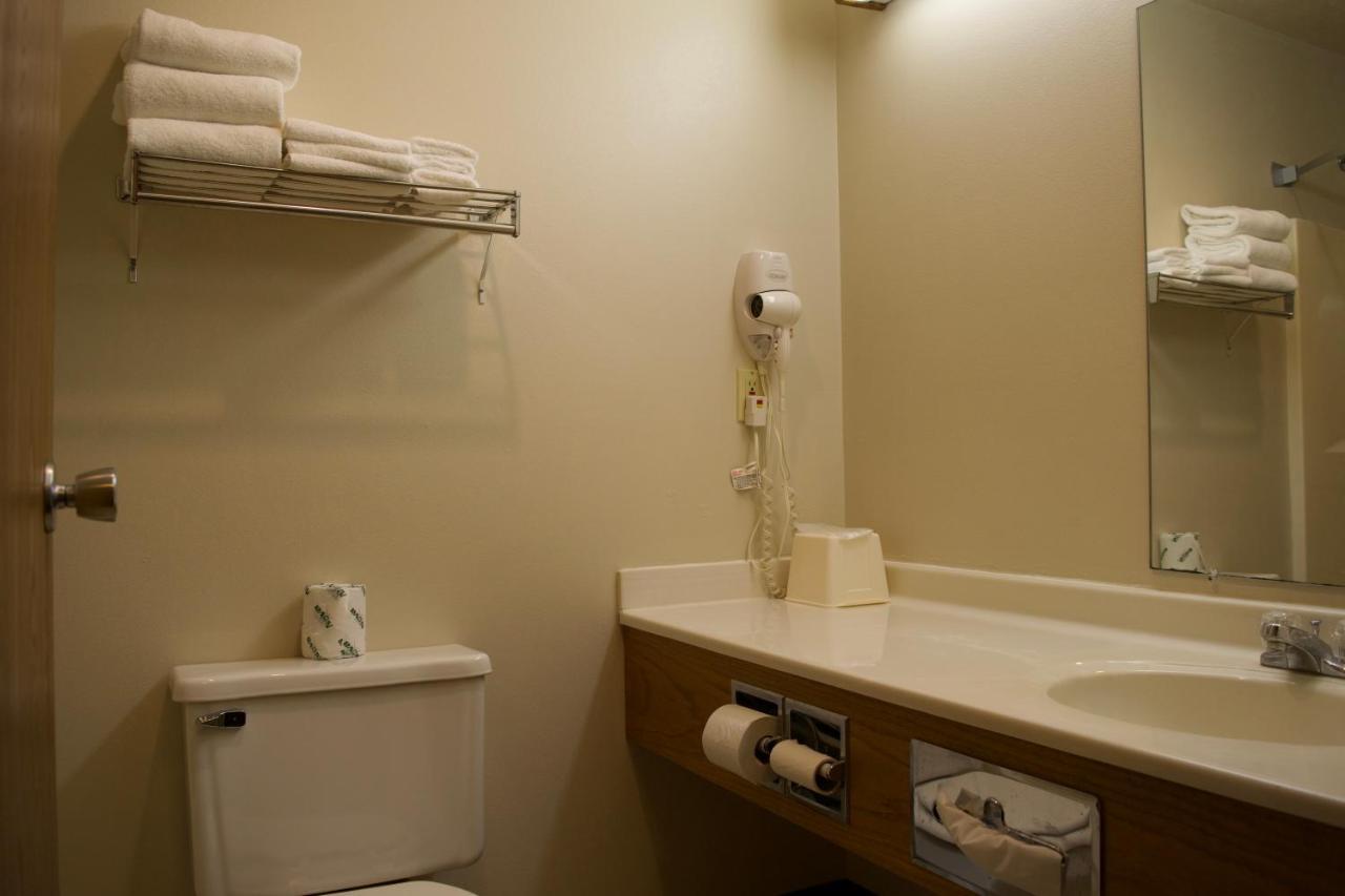 Amerivu Inn And Suites Shawano Wi Bagian luar foto