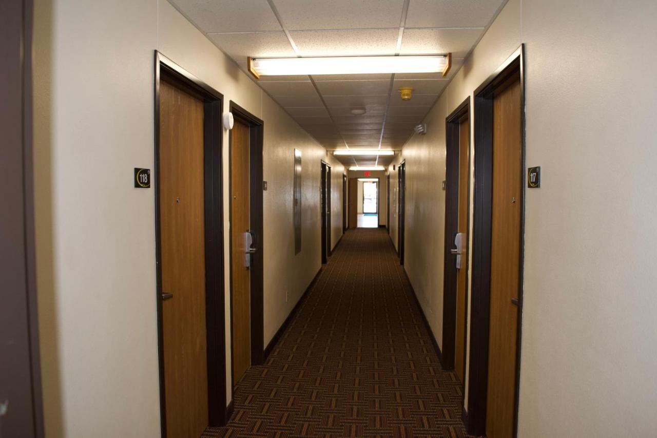 Amerivu Inn And Suites Shawano Wi Bagian luar foto