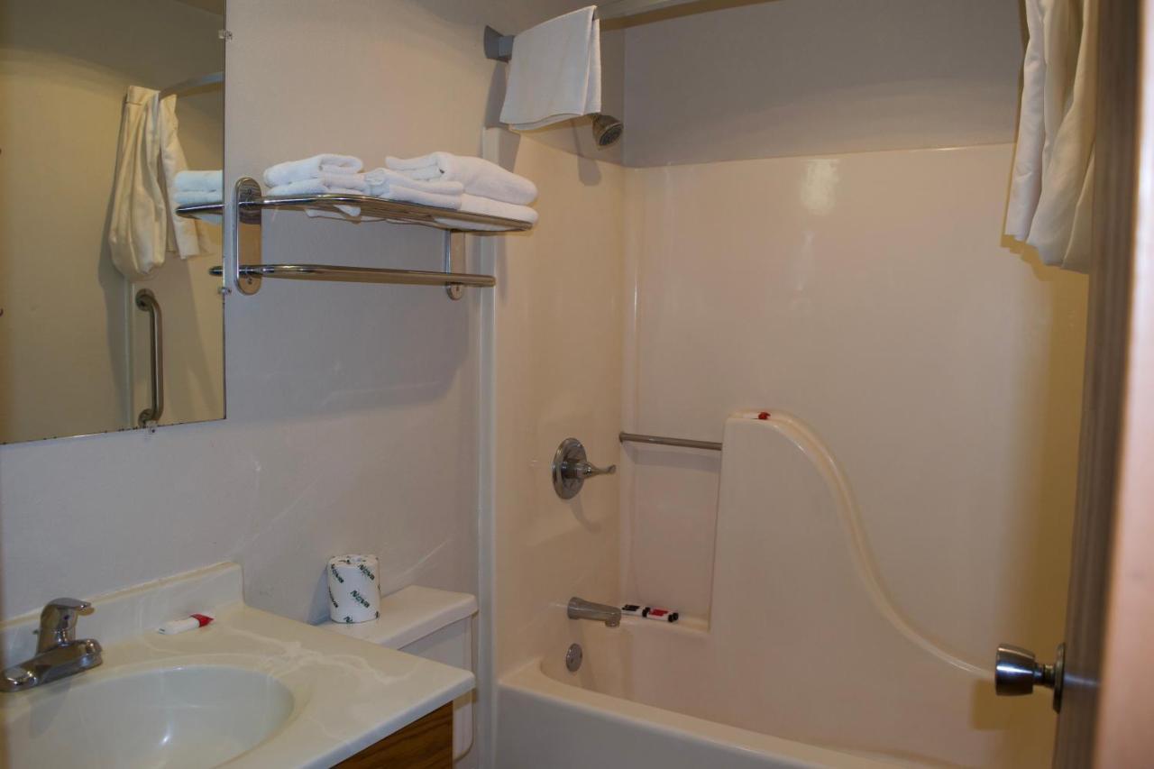 Amerivu Inn And Suites Shawano Wi Bagian luar foto