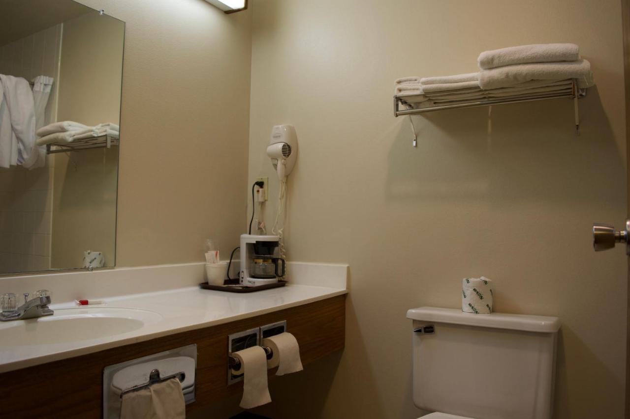 Amerivu Inn And Suites Shawano Wi Bagian luar foto