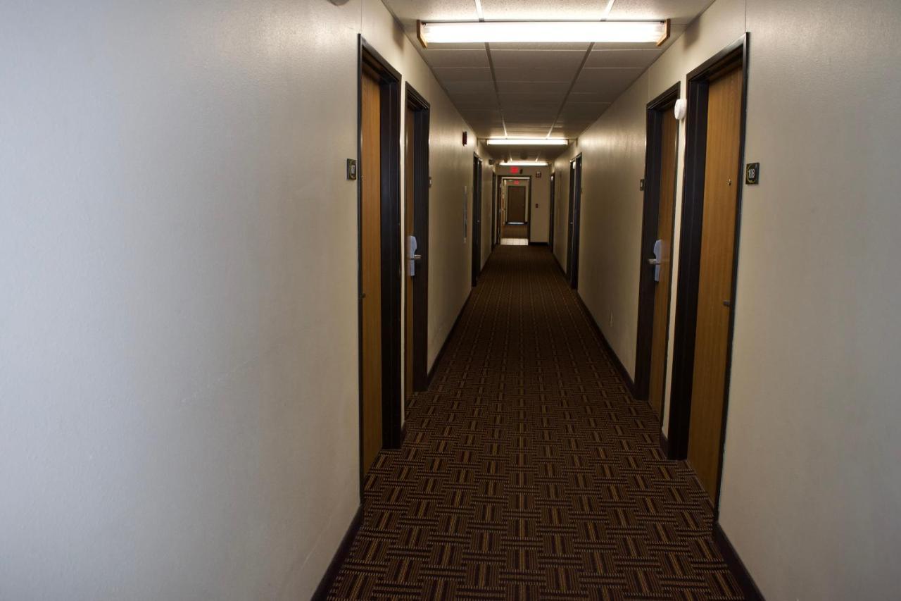Amerivu Inn And Suites Shawano Wi Bagian luar foto