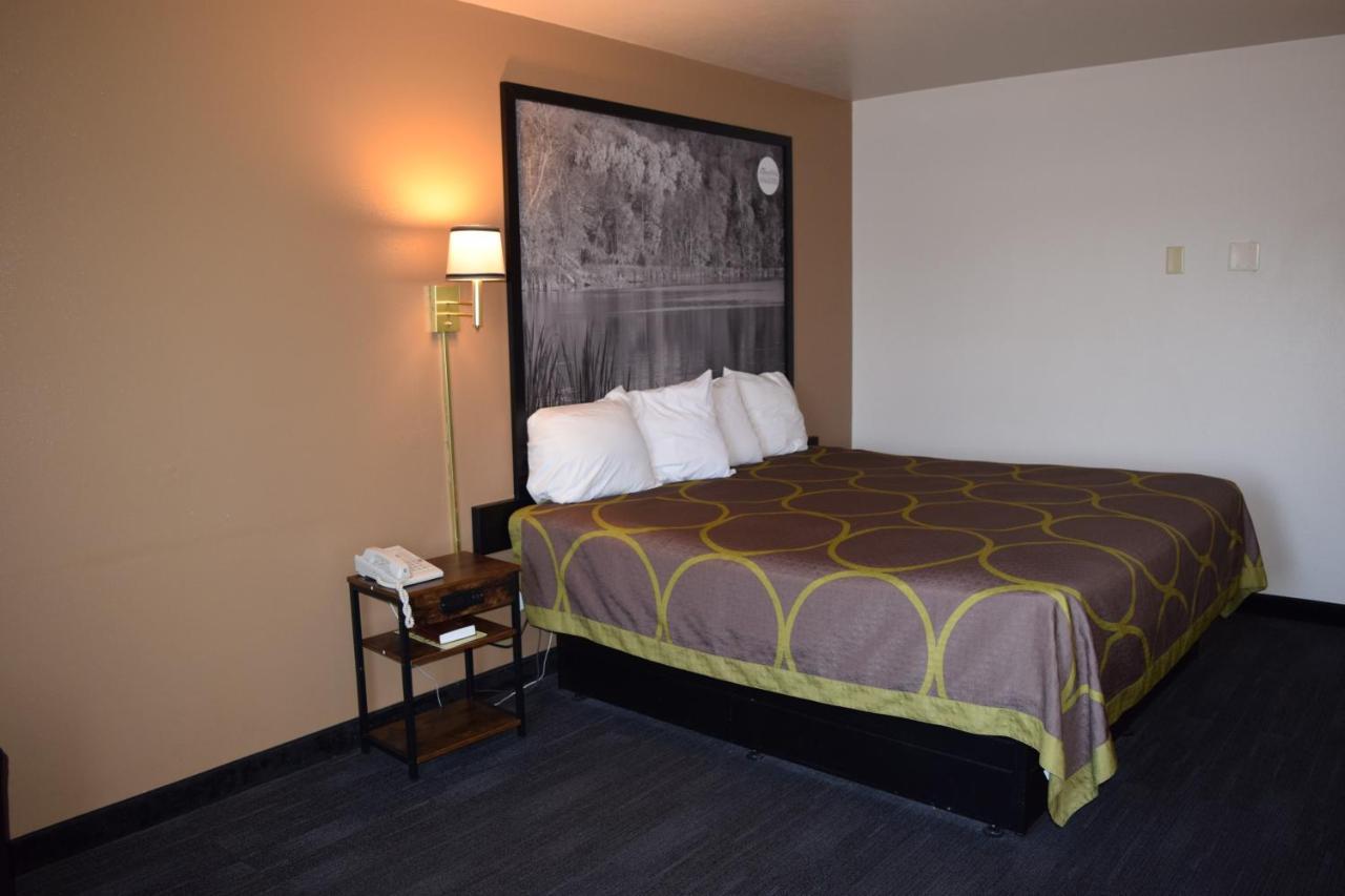Amerivu Inn And Suites Shawano Wi Bagian luar foto