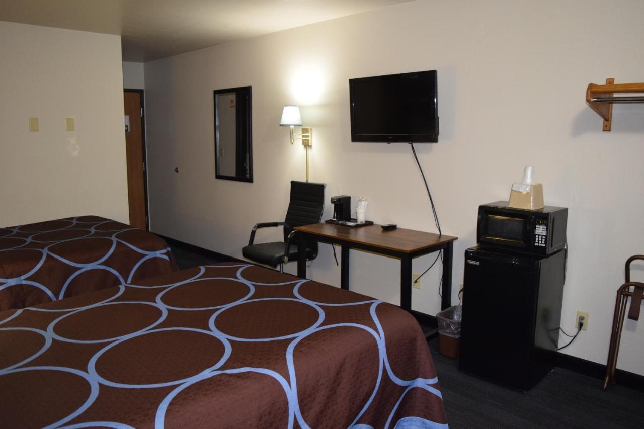 Amerivu Inn And Suites Shawano Wi Bagian luar foto