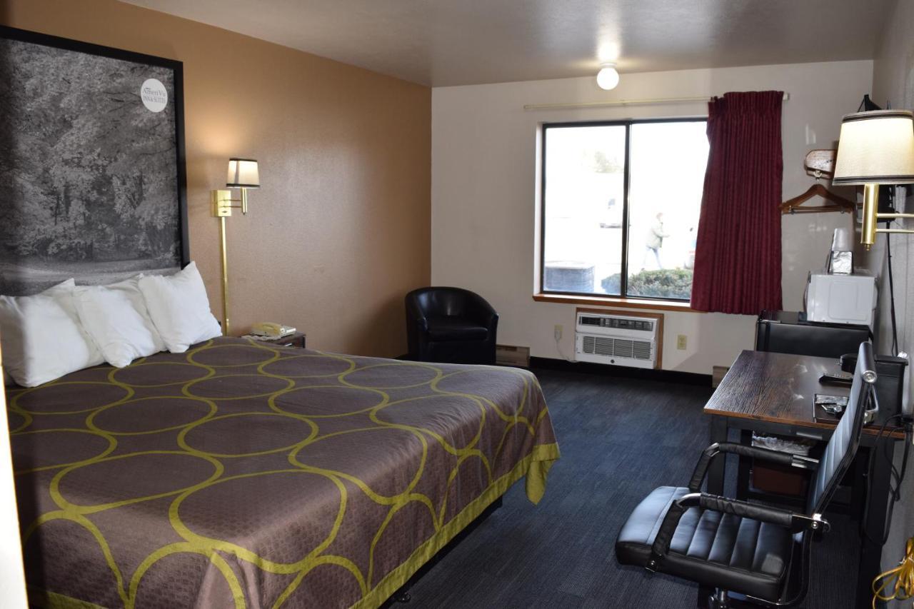 Amerivu Inn And Suites Shawano Wi Bagian luar foto