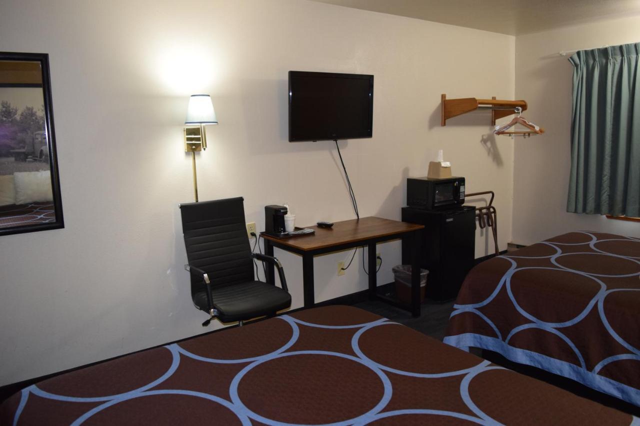 Amerivu Inn And Suites Shawano Wi Bagian luar foto