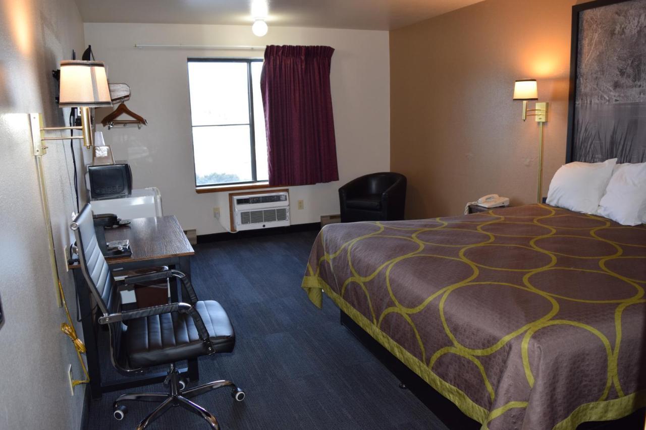 Amerivu Inn And Suites Shawano Wi Bagian luar foto