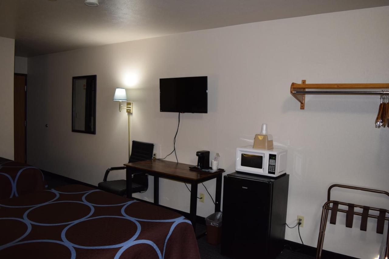 Amerivu Inn And Suites Shawano Wi Bagian luar foto