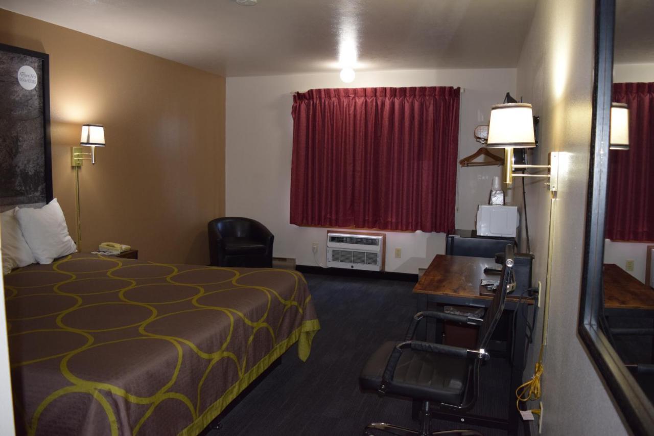Amerivu Inn And Suites Shawano Wi Bagian luar foto