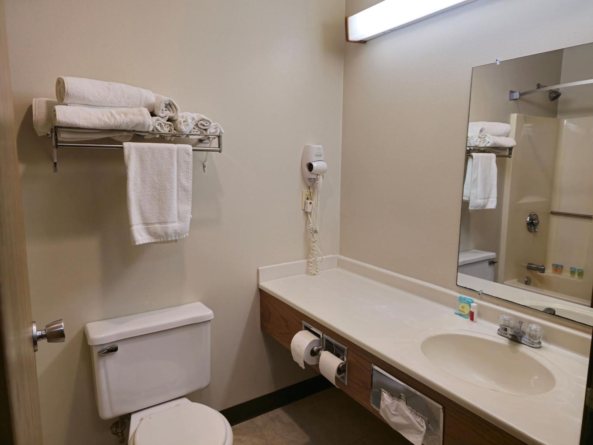 Amerivu Inn And Suites Shawano Wi Bagian luar foto
